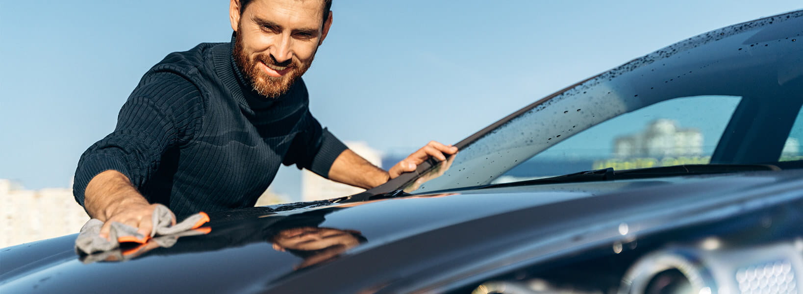 Mann reinigt Auto