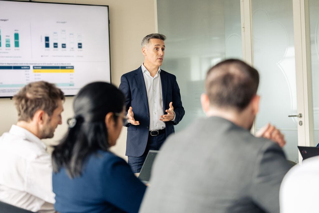 Medium-Ayv_image_corporate_meetingpresentation