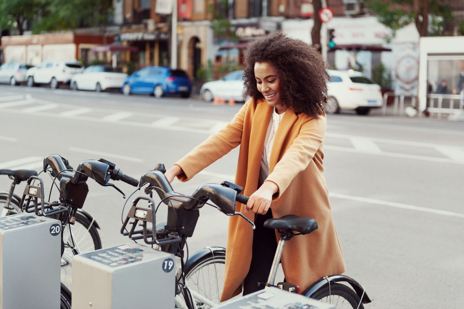 Image d'une femme prenant un vélo sur une borne de vélo public