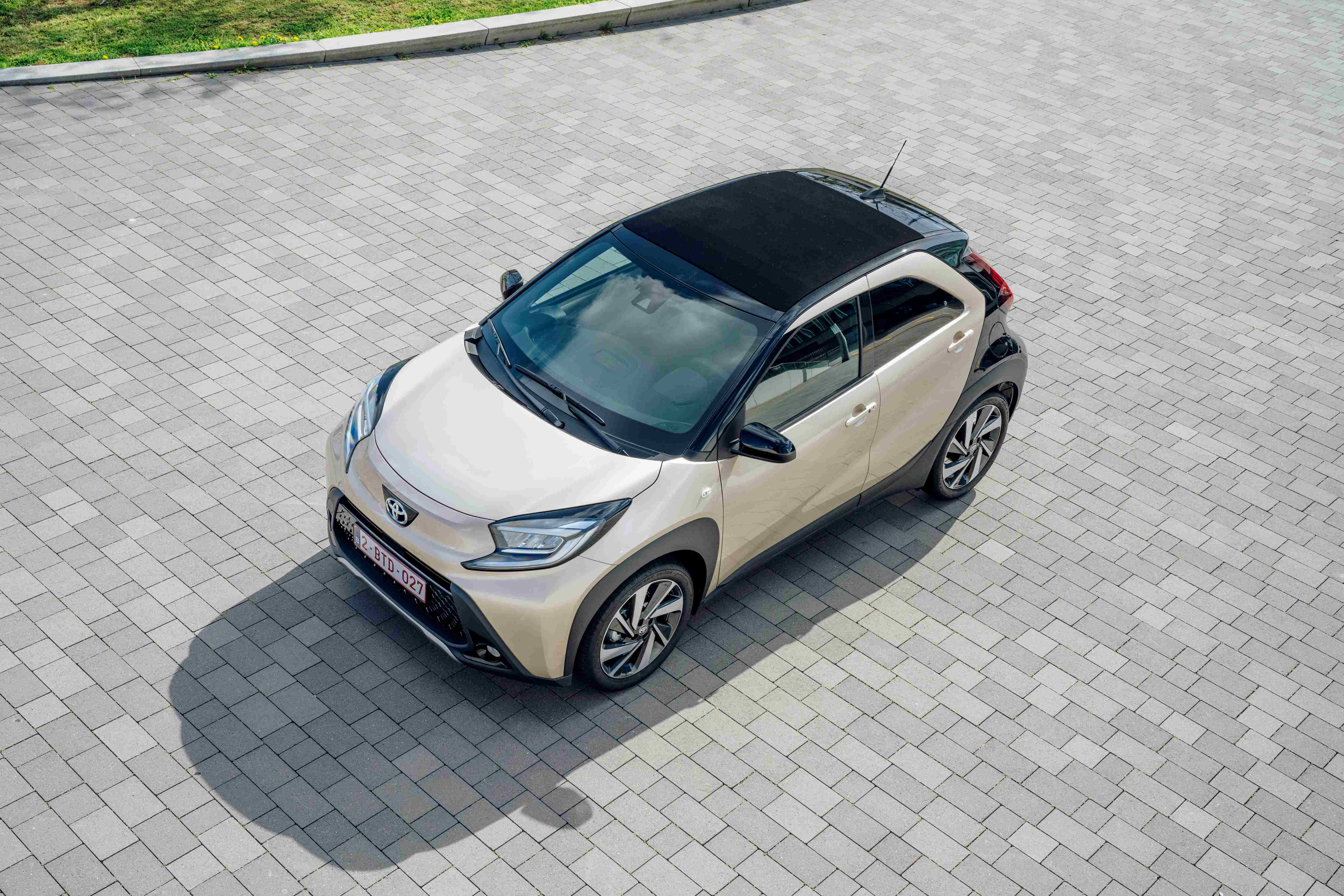 2022-aygo-x-dpl-static-ginger-001