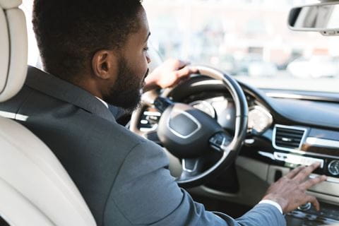 Homem a conduzir um carro