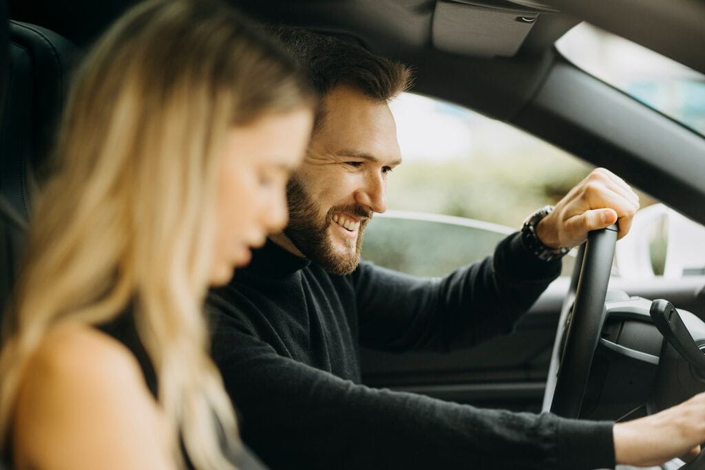 Homem e mulher no carro