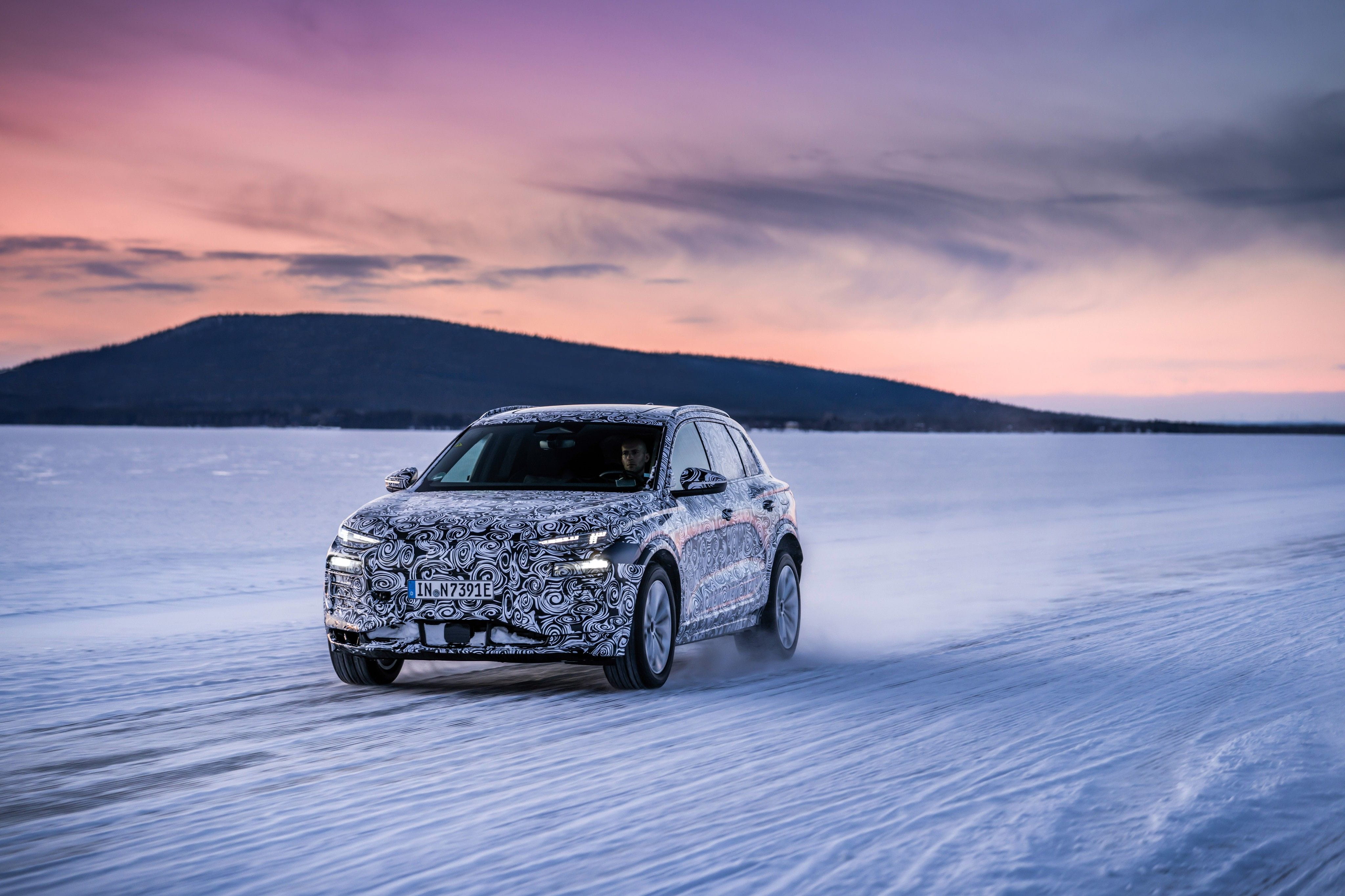 Med sin sofistikerade design och aerodynamiska linjer imponerar Audi Q6 e-tron på vägen. Stig in i en lyxig interiör med förstklassiga material och intuitiva kontroller för en bekväm resa, oavsett destination.
