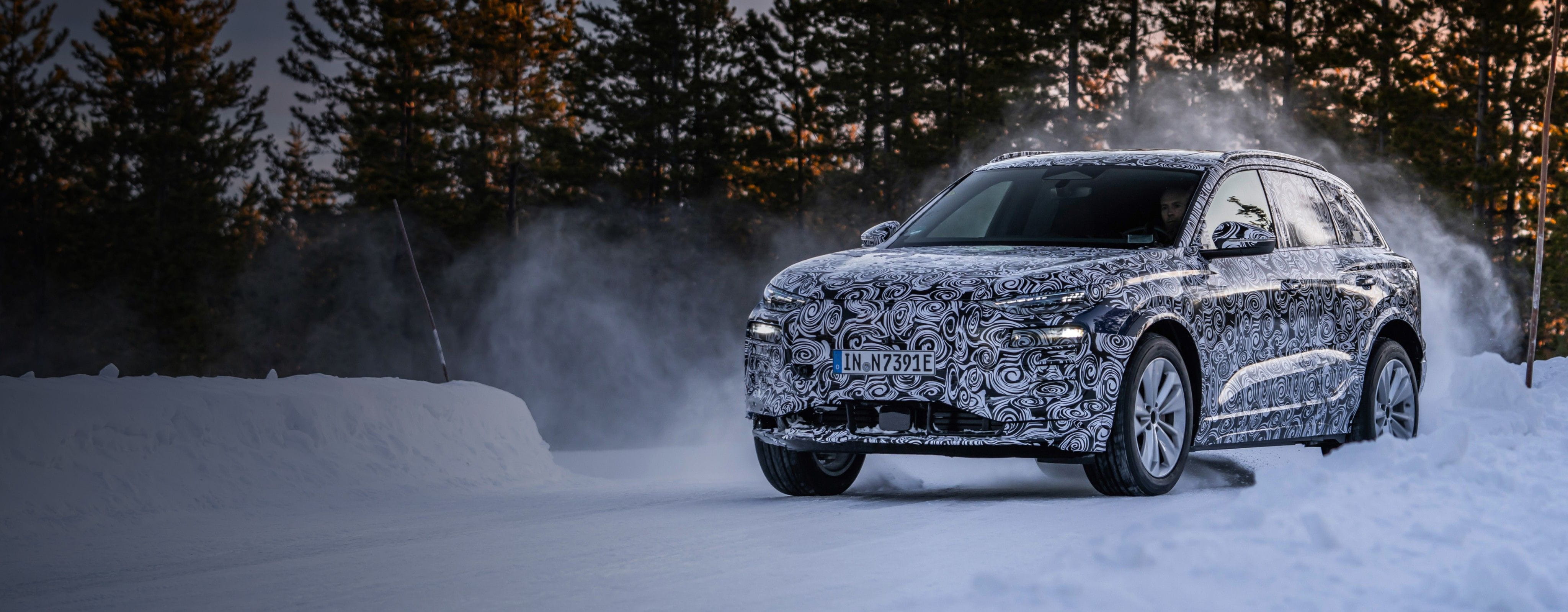 Körupplevelse i världsklass med Audi Q6 e-tron. Audi Q6 e-tron tar körning till en ny nivå med sin tekniska innovation och stilrena design. Med över 610 kilometers räckvidd och omedelbar acceleration får du en dynamisk och effektiv körupplevelse. Njut av lyxiga material och intelligenta funktioner för en oförglömlig resa varje gång.