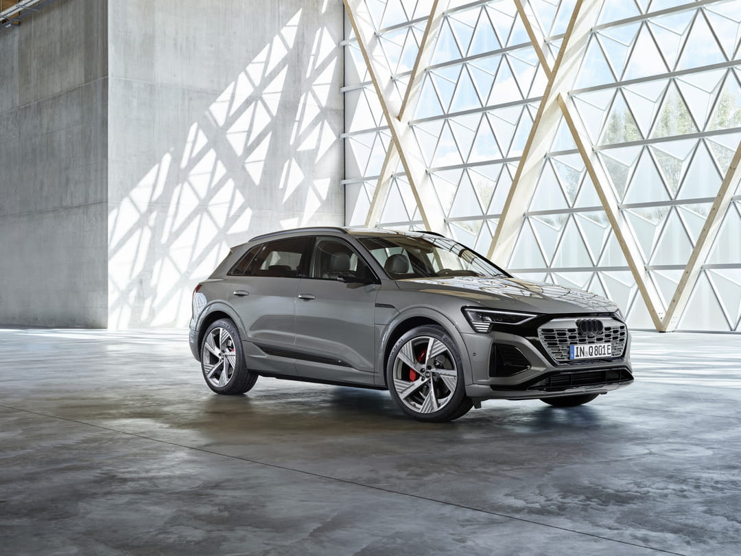 Carousel-Audi-Q8-etron-sidefront