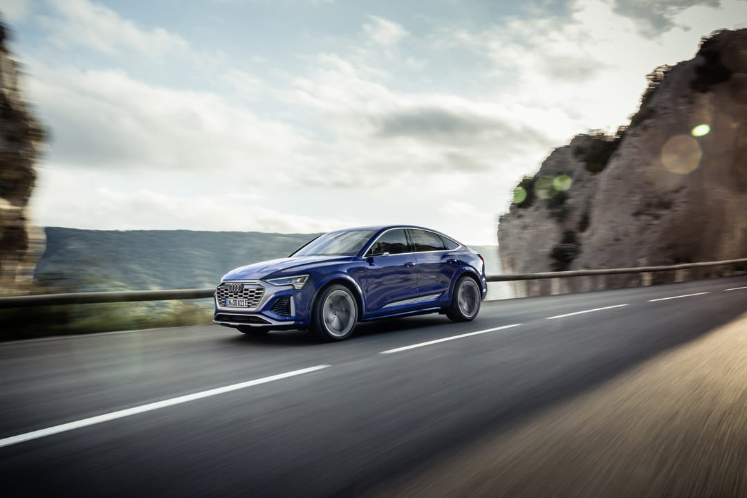 Paragraph-Audi-Q8-etron-sportback-sidefront